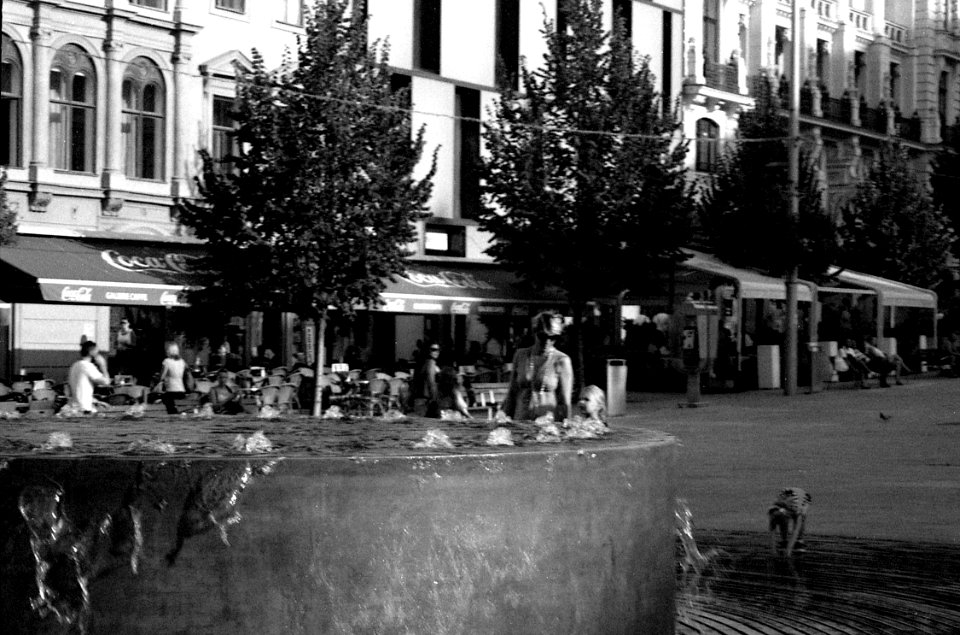 Canon Prima Zoom 80u (Sure Shot 80u) - At the Fountain