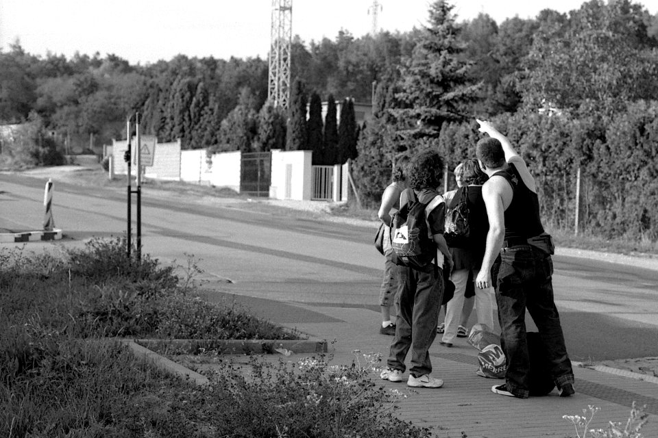 Canon EOS 30 with Canon EF 50mm f/1,8 II - Pointing Man