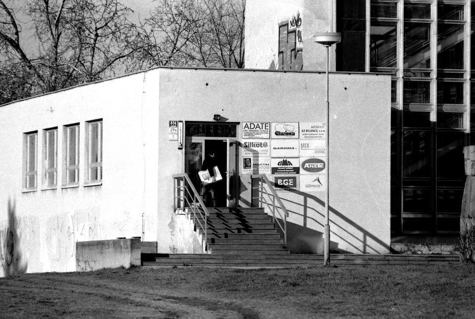 Praktica MTL 5 + Pentacon Electric 4/200 MC - Man Entering the Door