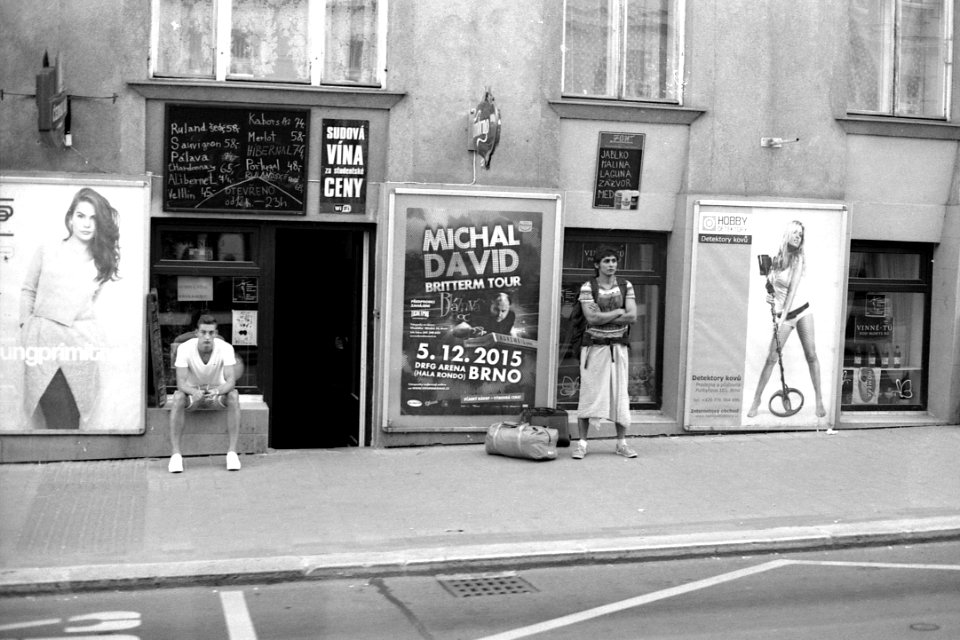 Canon EOS 30 with Canon EF 50mm f/1,8 II - People at Bus Stop
