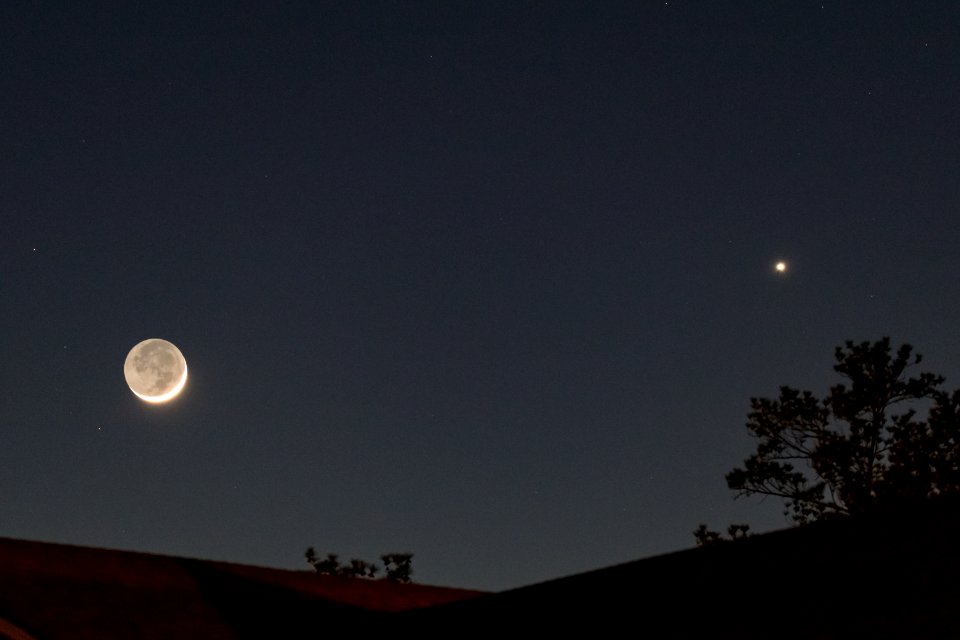 4% Illuminated Crescent Moon and Venus