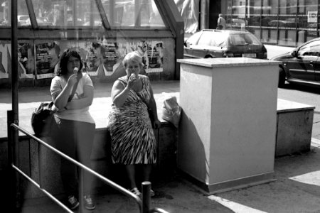 Canon EOS 30 with Canon EF 50mm f/1,8 II - Women with Icecreams