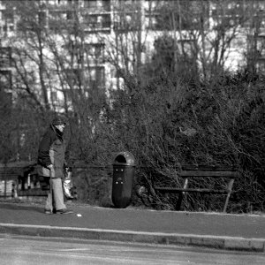 Praktica MTL 5 + Pentacon Electric 4/200 MC - Old Man at Bus Stop