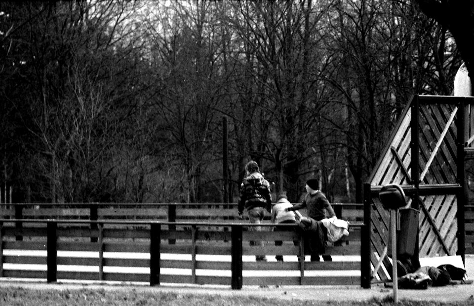 Praktica MTL 5 + Pentacon Electric 4/200 MC - Kids on Playground