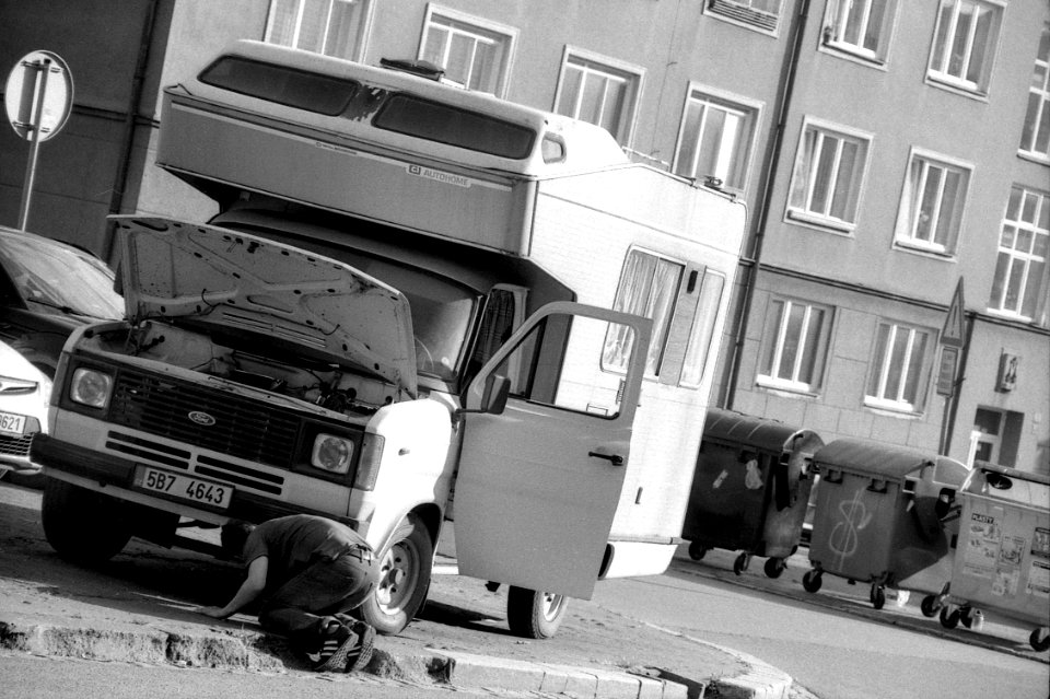 Praktica BC1 with Pentacon Prakticar 2,8/135 - Man Repairing His Old RV 1