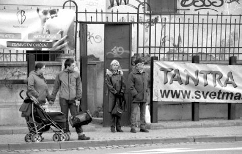 Praktica BC1 with Pentacon Prakticar 2,8/135 - People at Bus Stop