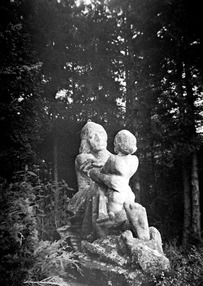 Portrait Brownie No2 - Statue in Hospital Garden 3