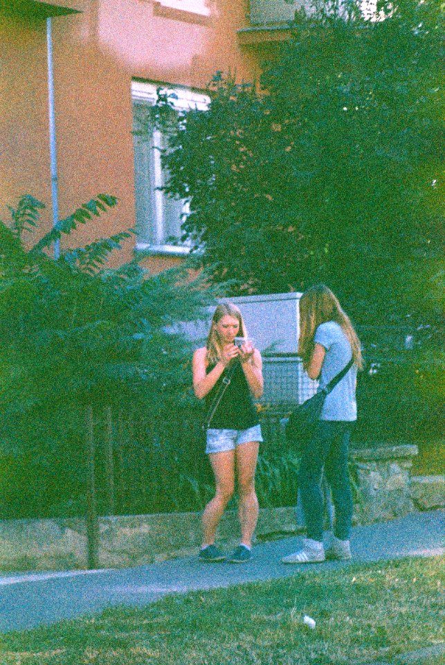 Praktica BC1 + MC Pentacon Prakticar 2,8/135 + expired film - Girls with Mobile Devices