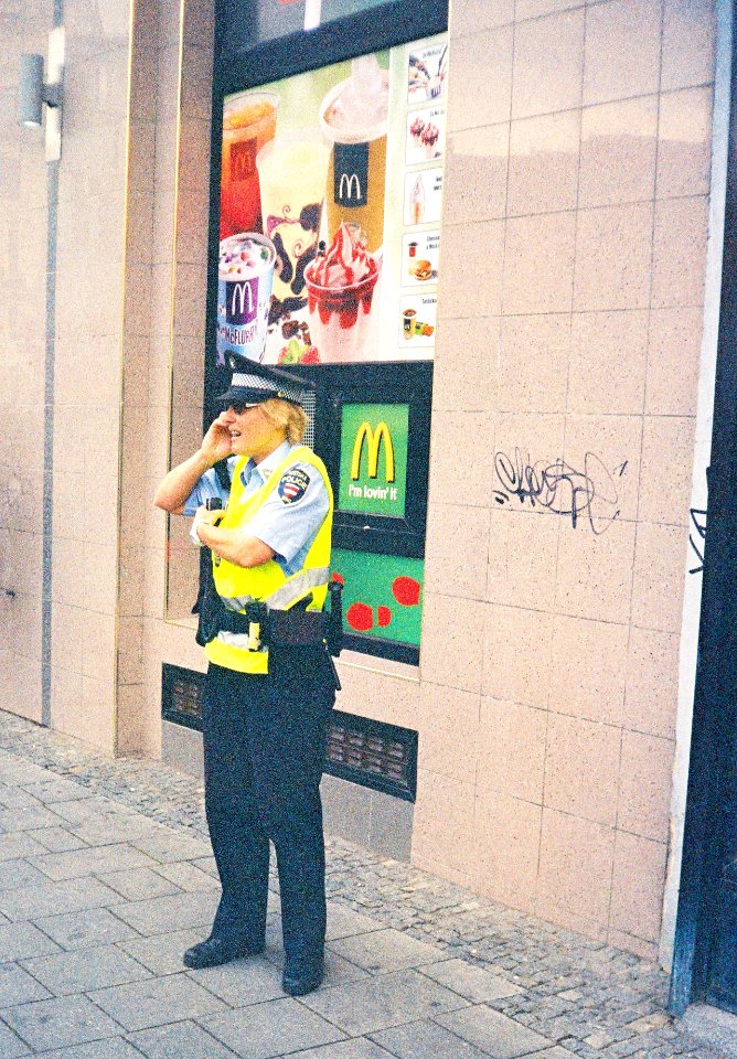 Elikon 35S - Policewoman on the Phone