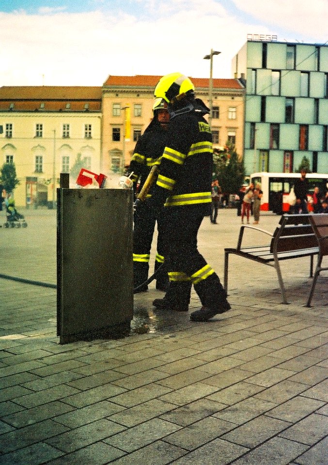 Elikon 35S - Brave Firemen Fighting the Fire in Garbage Can 1