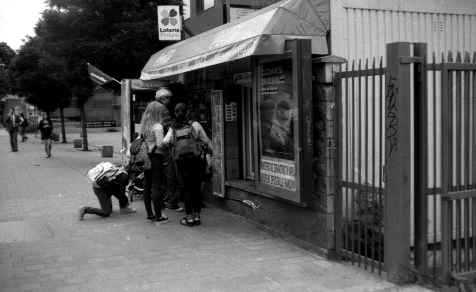 Vilia - People at Tobacconist's