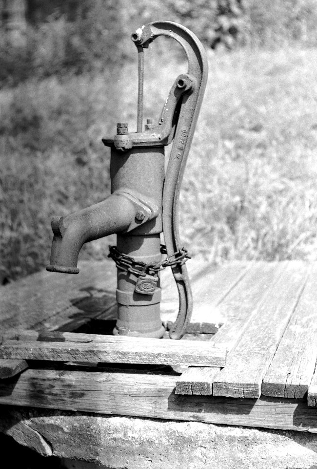 Exa + Tessar 2,8/50 - Old Water Pump 1