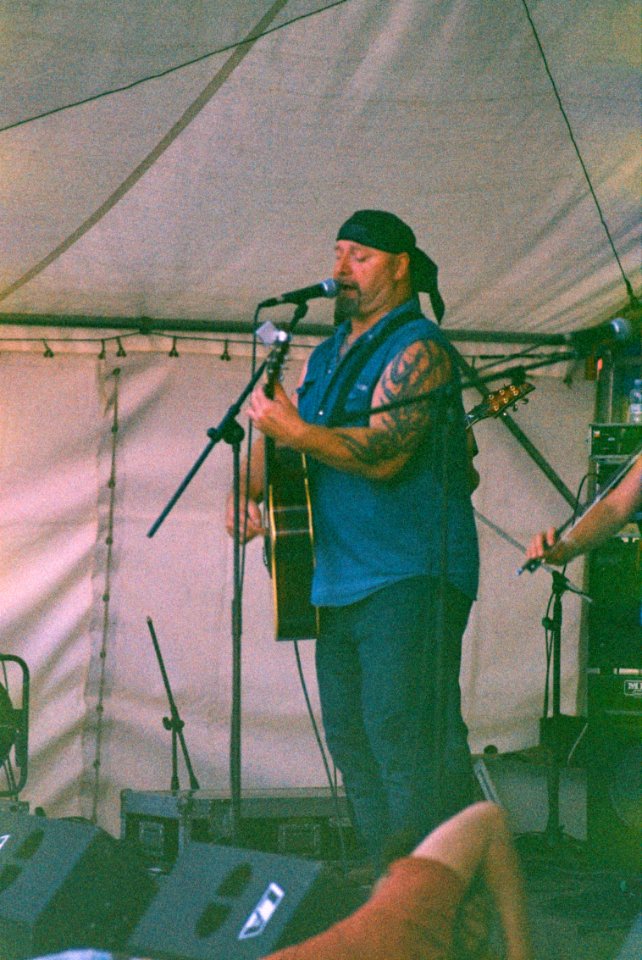 Praktica BC1 + MC Pentacon Prakticar 2,8/135 + expired film - Musician