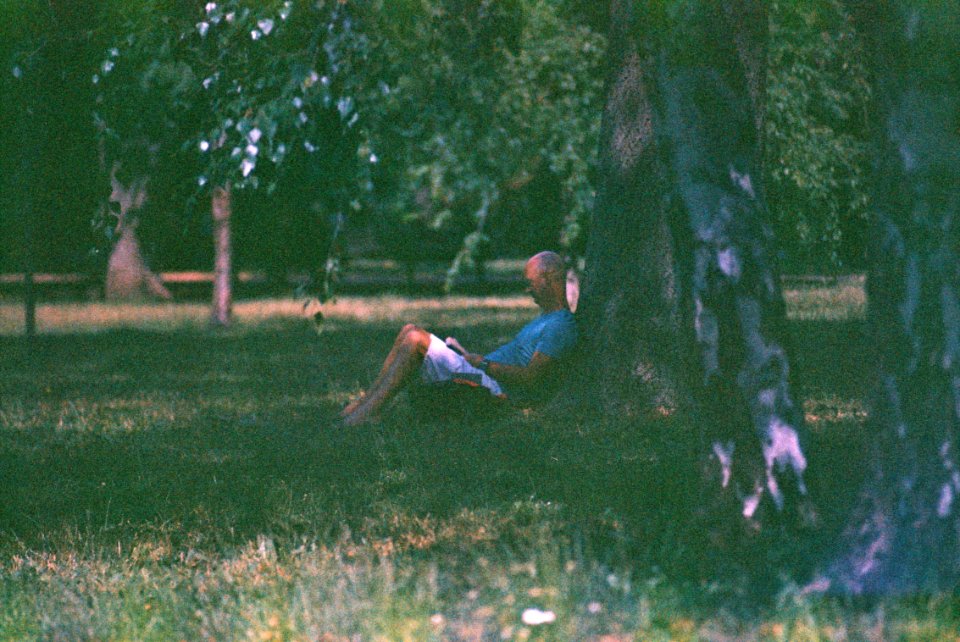 Praktica BC1 + MC Pentacon Prakticar 2,8/135 + expired film - Man under the Tree photo