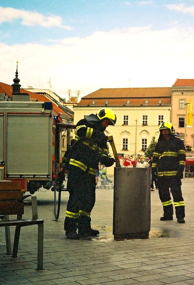 Elikon 35S - Brave Firemen Fighting the Fire in Garbage Can 5