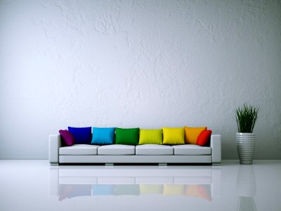 Weißes Sofa mit Kissen Regenbogenfarben