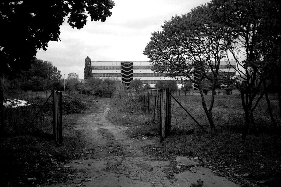 Canon Prima Zoom 80u - Gate to Nowhere
