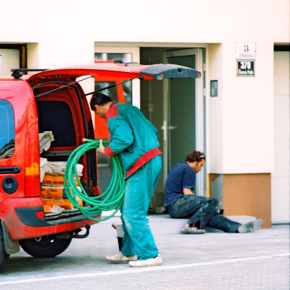 Praktica BC1 + MC Pentacon Prakticar 2,8/135 - Worker with a Hose 1