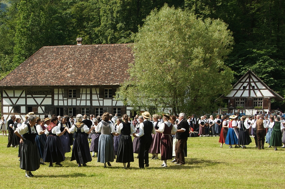 Volklore dance round dance