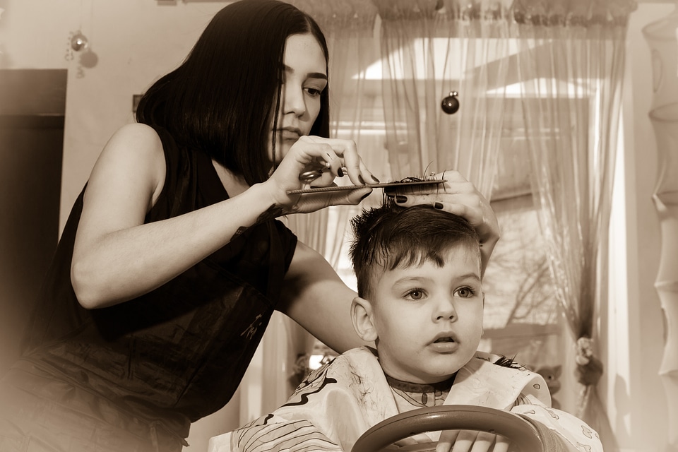 Hairdresser haircut kid