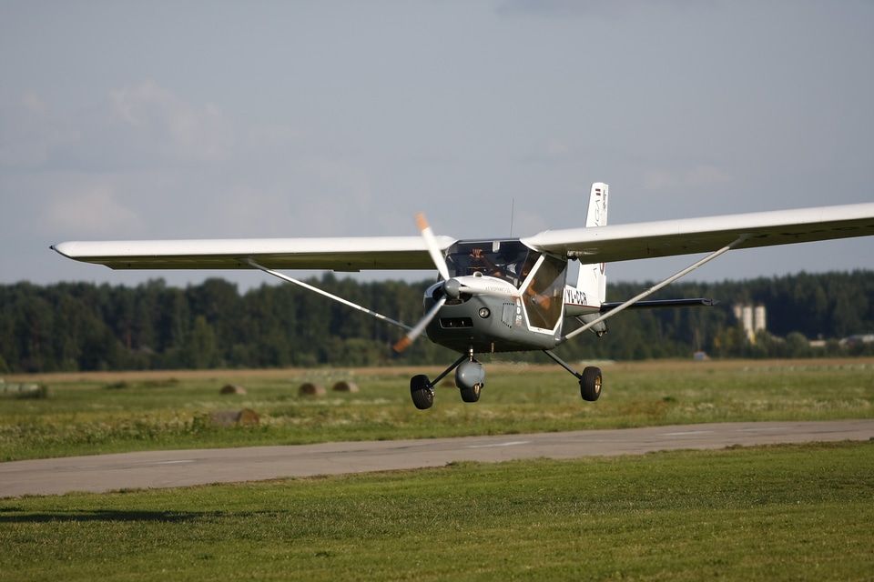 Landing plane aviation