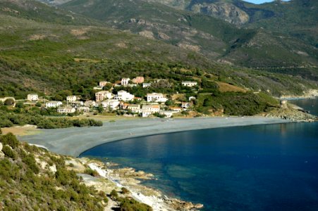 Paysage d'un village au bord d'un lac