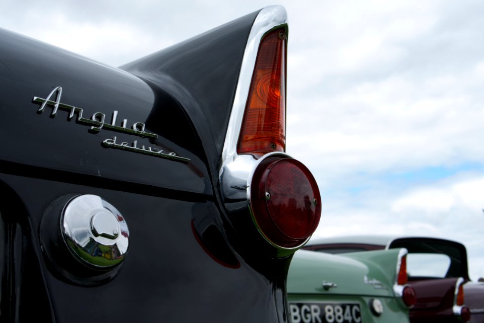 Ford Anglia 105e fins