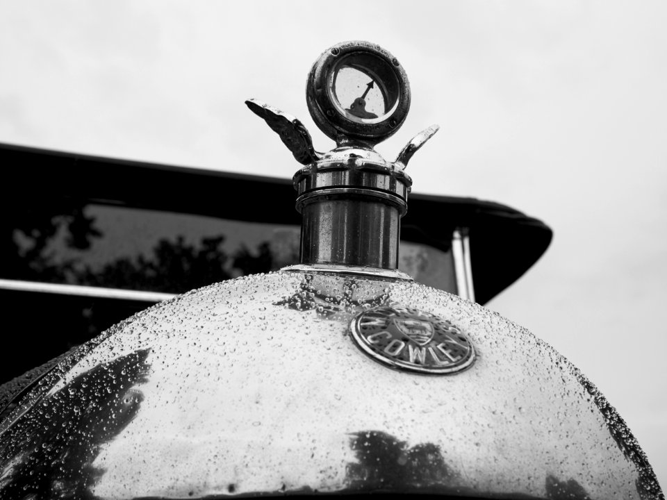 1926 Morris Cowley, grille badge and motometer