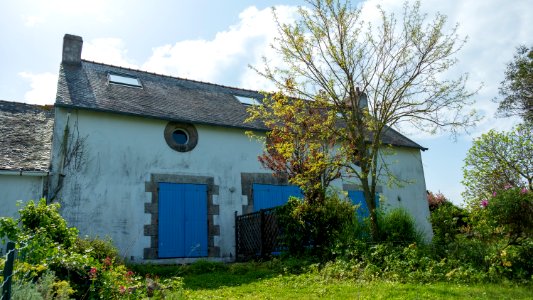 Maison blanche et bleue photo