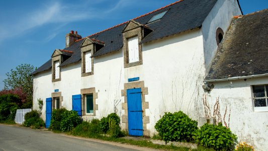 Maison blanche et bleue photo