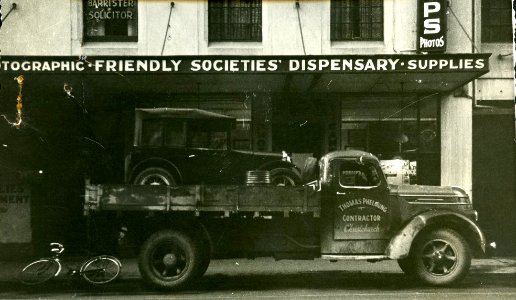 Parking issues outside wedding photgraphers (EA Phillips) shop, 750 King Street, 1940