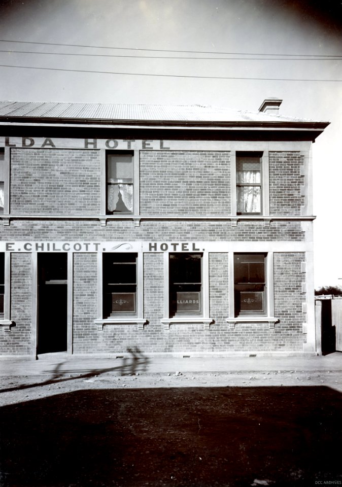 St Kilda Family Hotel, during construction of 36 inch foul sewer under Bay View and Portobello Road c1912