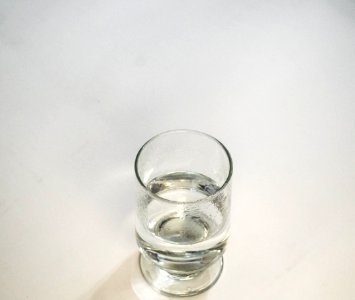 água