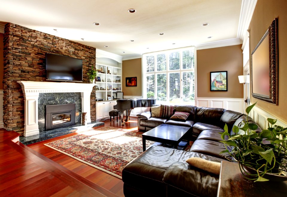 Luxury living room with stobe fireplace and leather sofas.