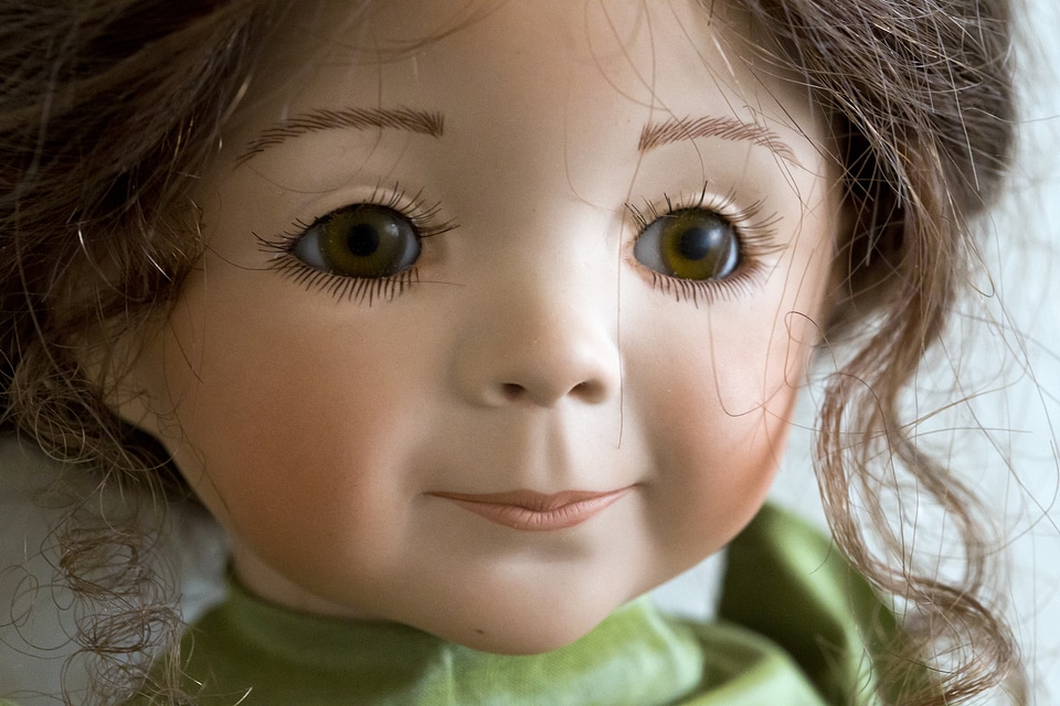 Brown eyes pink lips real wavy hair