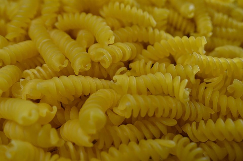 Noodles eat food