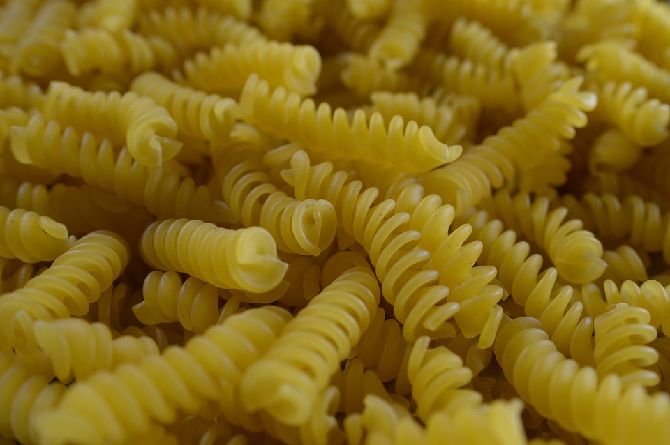 Noodles eat food