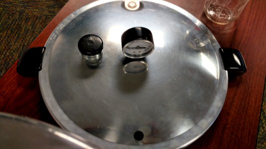 Pressure canner lid with dial gauge