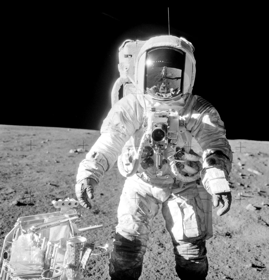 Photographe lunaire.Photo NASA,mission Apollo 12 retoucher dans lightroom6