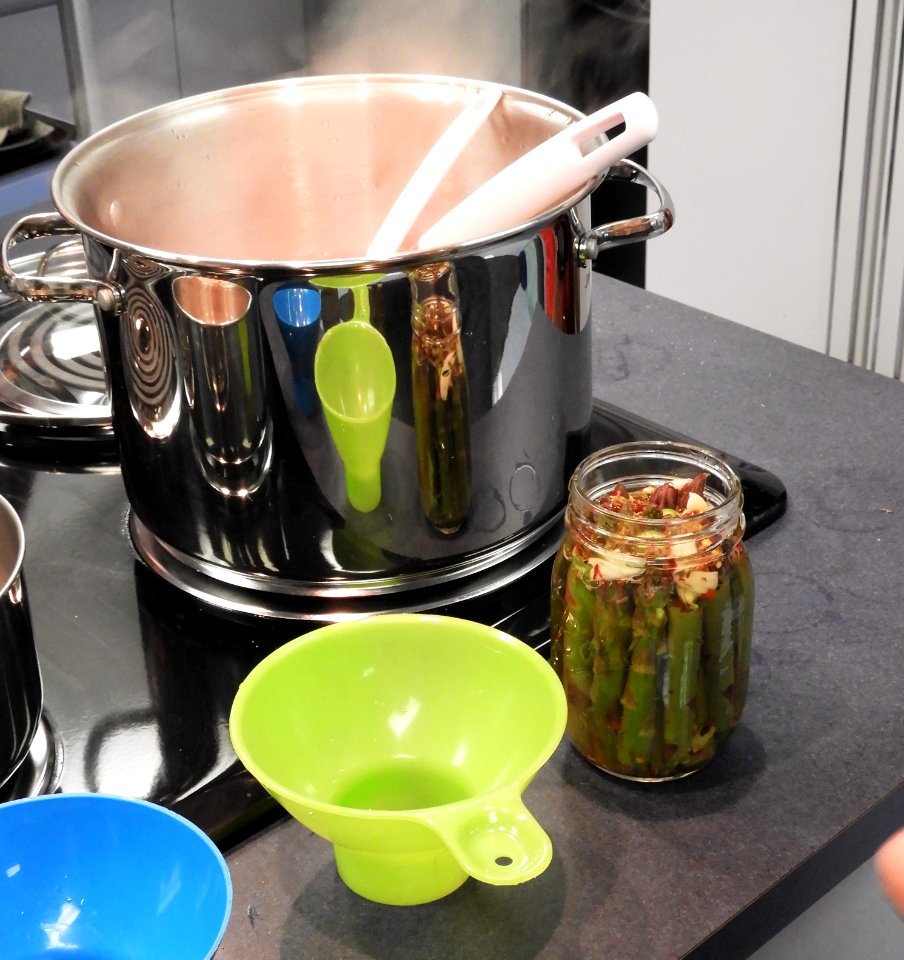 Filling pickled asparagus jars with brine