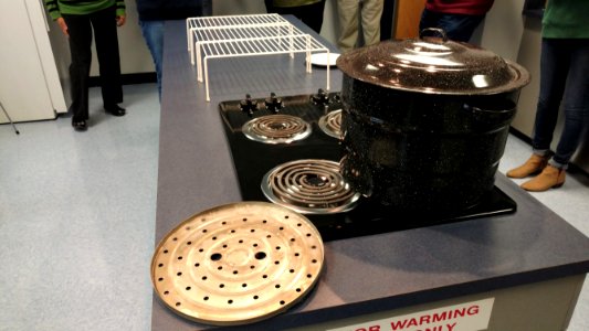 Boiling water bath canner with rack