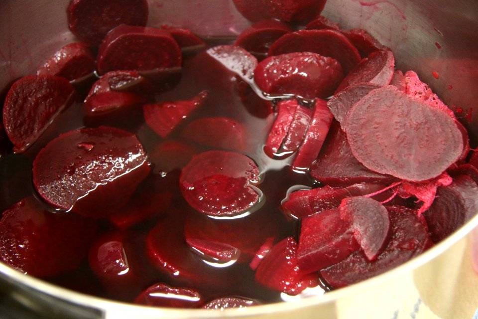 Heating sliced beets in vinegar solution