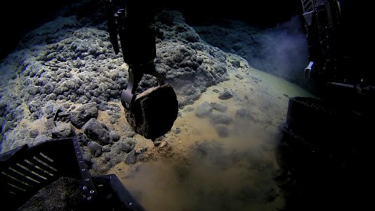 Deep Discoverer collects a geological sample at 4,300 meters east of Necker Island