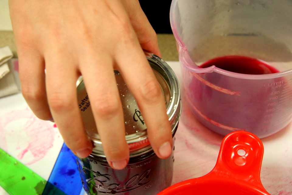 Beets: Fingertip tightening the lid