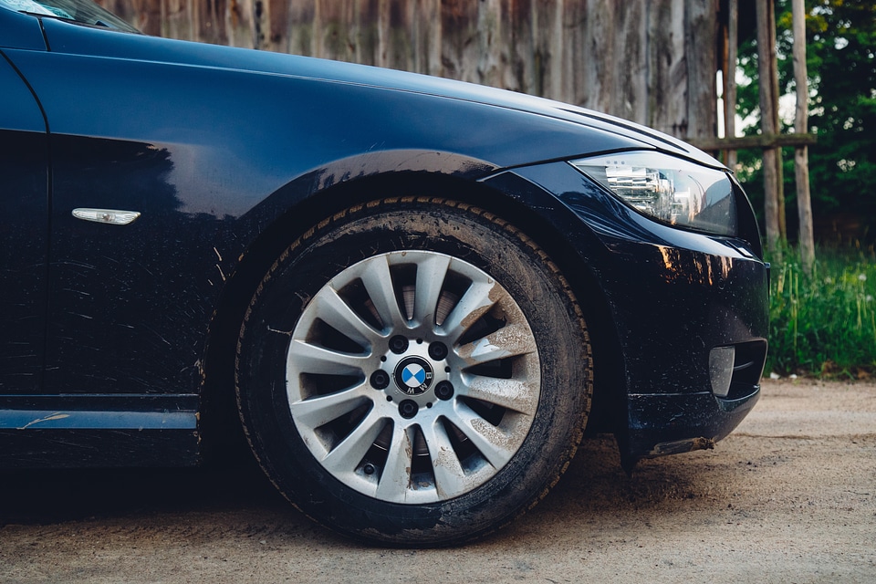 Automobile blue wheel