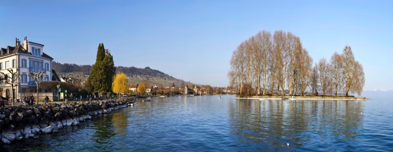 Rolle, a city by the lake