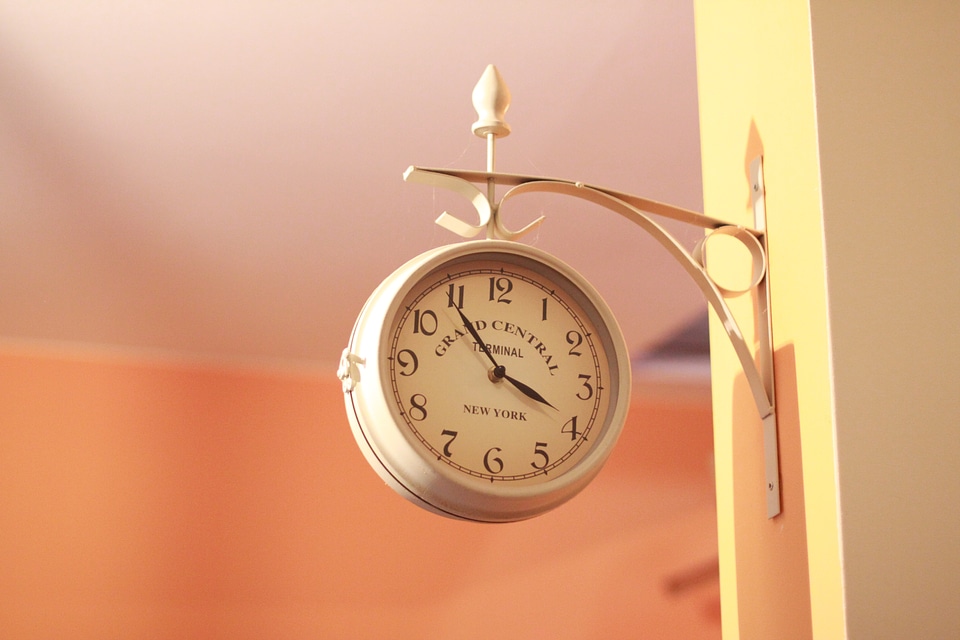 Large clock clock shield hours