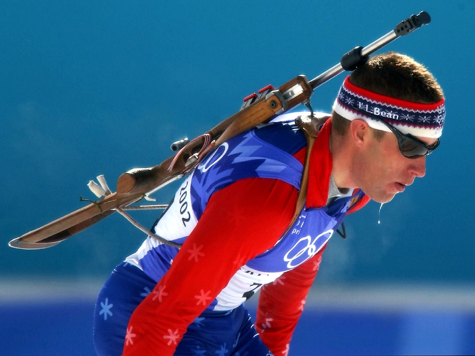 Skiing cross country rifle