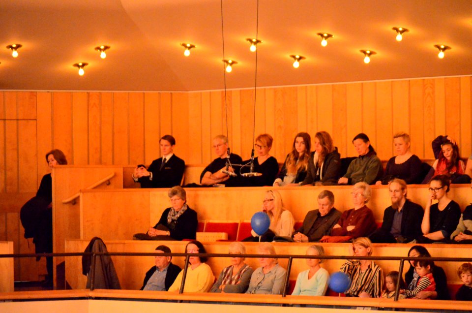 Olof spelar med Radiosymfonikerna i Berwaldhallen. Sven, Agneta, Lisa och Unni lyssnar