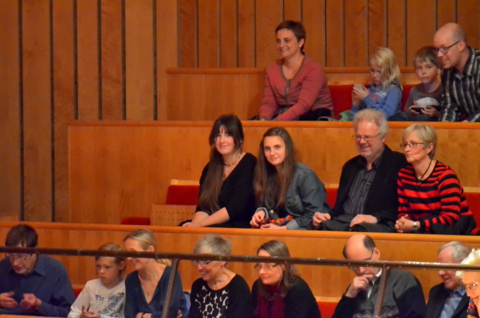 Fredrika och Cornelia lyssnar när Olof spelar med Radiosymfonikerna i Berwaldhallen.